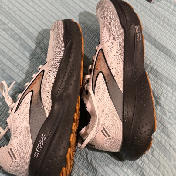 Mens’ Brooks Glycerin 21 White and Black Athletic Sneakers - Picture 6 of 7